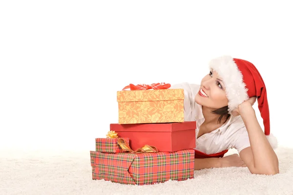 Linda mujer joven con regalos de Navidad en blanco — Foto de Stock