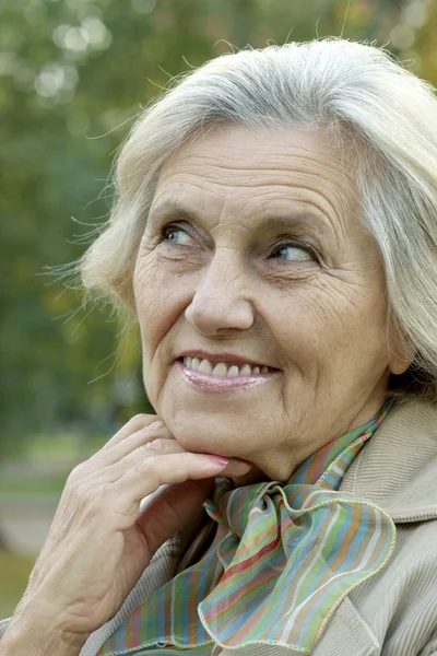 Old woman in autumn — Stock Photo, Image