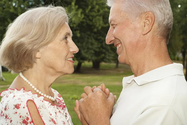 Mooie ouderen ging naar de aard — Stockfoto