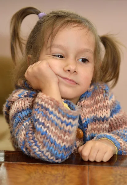 Retrato de um bebê agradável sentado em uma sala — Fotografia de Stock