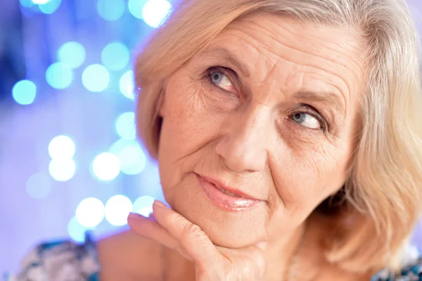 Alegre anciana sobre un fondo azul — Foto de Stock