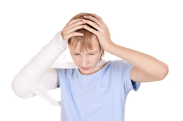 Portret van jongen met een gebroken arm op witte achtergrond — Stockfoto