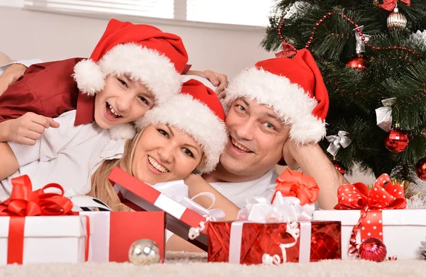 Família celebrando o Ano Novo em casa — Fotografia de Stock