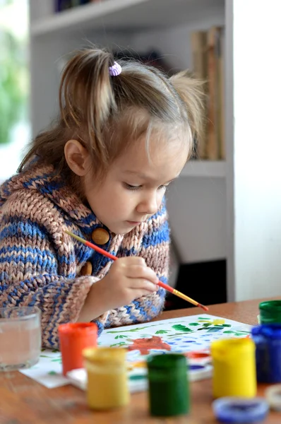 Belle petite fille dessine de la peinture dans la chambre — Photo