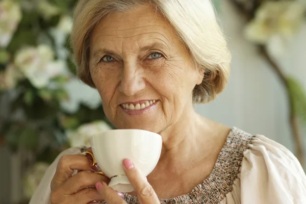 Zralá žena s šálkem čaje — Stock fotografie