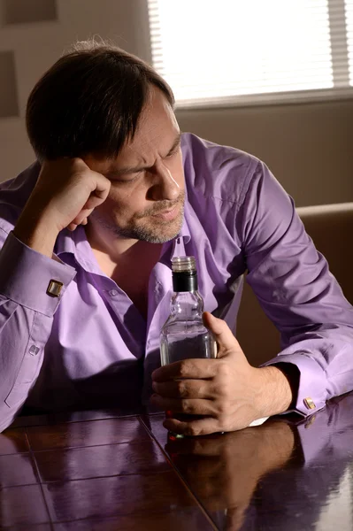 Mężczyzna pijący whisky — Zdjęcie stockowe