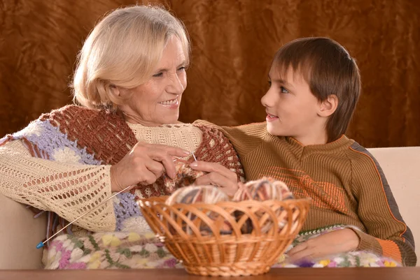 Starší žena pletení v křesle s její vnuk — Stock fotografie