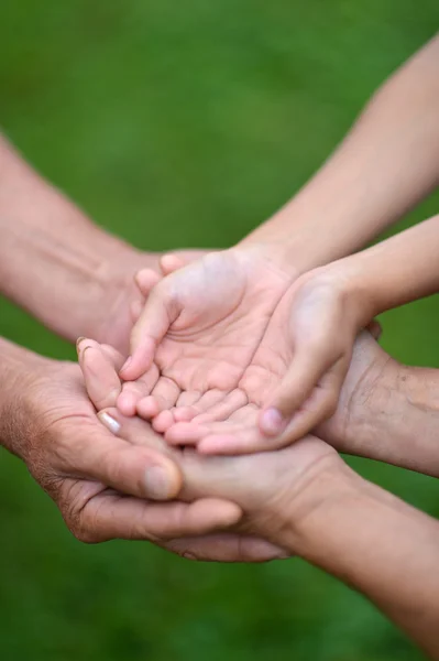 Händerna på familjevård — Stockfoto