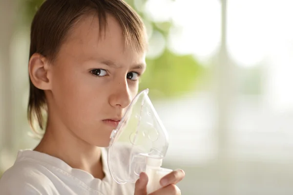 Jeune garçon faisant inhalation — Photo