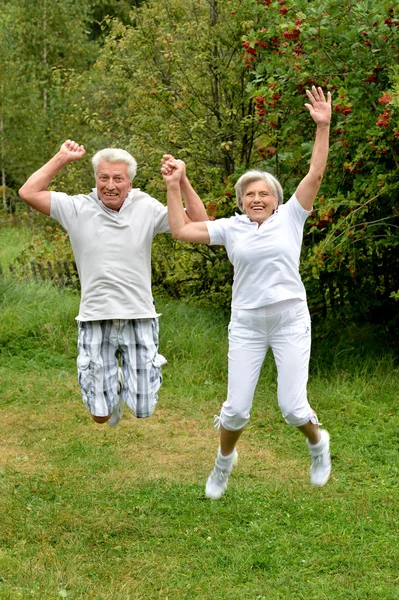 Bejaarde echtpaar in de zomer — Stockfoto