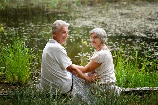 Зрелая пара возле реки — стоковое фото