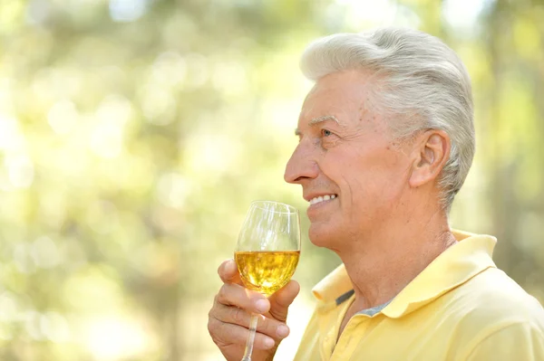 Oudere man drinken wijn — Stockfoto