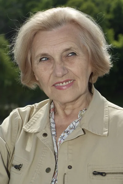 Mulher idosa retrato ao ar livre — Fotografia de Stock