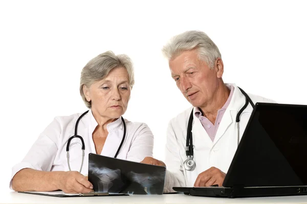 Médicos con una capa blanca con un estetoscopio que exemina rayos X —  Fotos de Stock