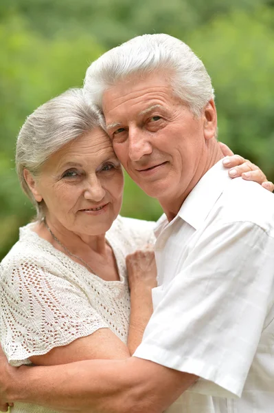 Uomo e donna all'aperto — Foto Stock