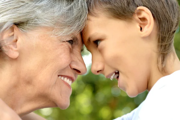 Gelukkige mensen rusten op een zonnige zomerdag — Stockfoto