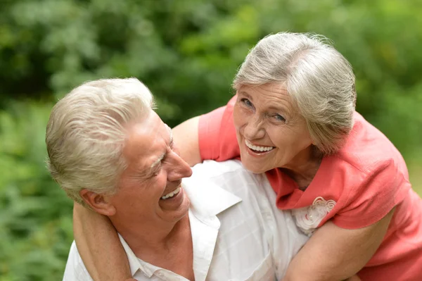 Happy old couple in the summer on a walk — Stock Photo, Image