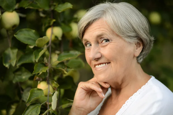 Retrato de mujer anciana al aire libre — Foto de Stock