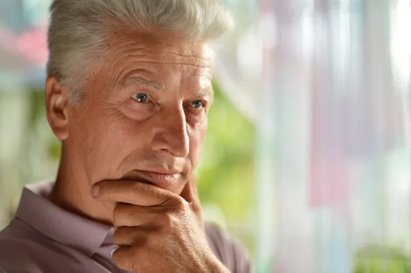 Närbild porträtt av en äldre man funderar på något — Stockfoto