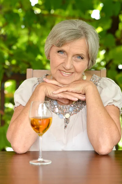 Mulher ao ar livre beber vinho — Fotografia de Stock