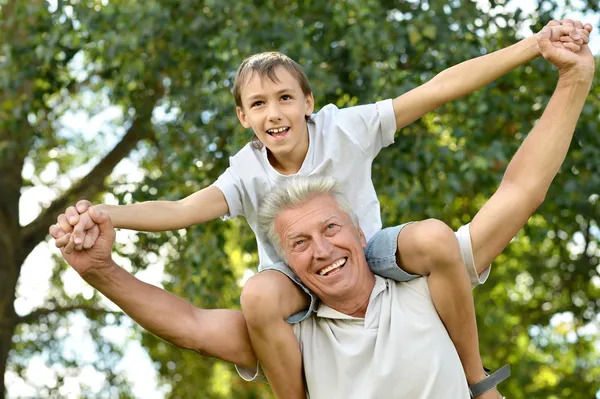 Glückliche Menschen an einem sonnigen Sommertag — Stockfoto