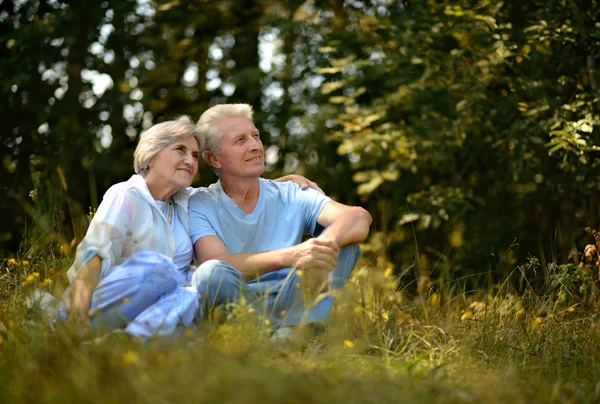 Man and woman sitting in forest — Stock Photo, Image