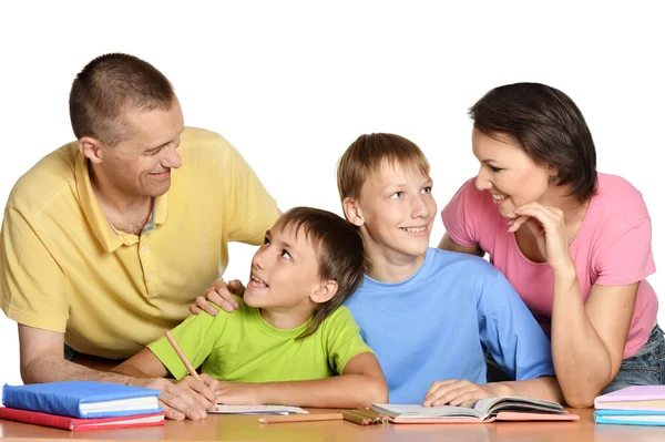 Niños haciendo deberes con sus padres —  Fotos de Stock