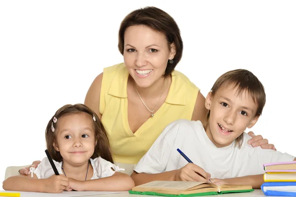 Mãe fazendo lição de casa com seus filhos — Fotografia de Stock