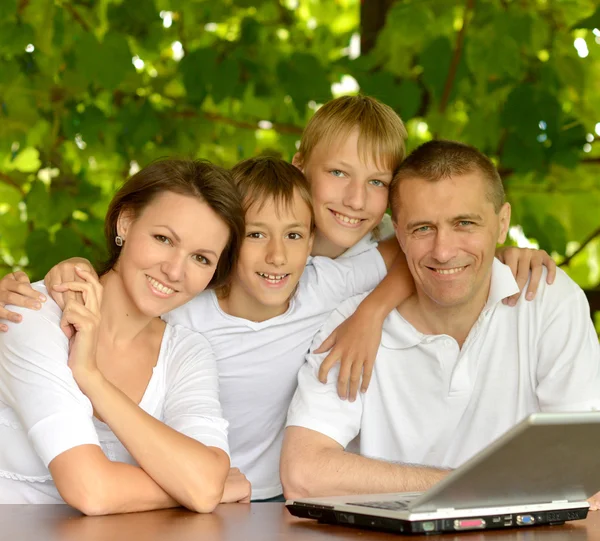 Famiglia con laptop in natura — Foto Stock