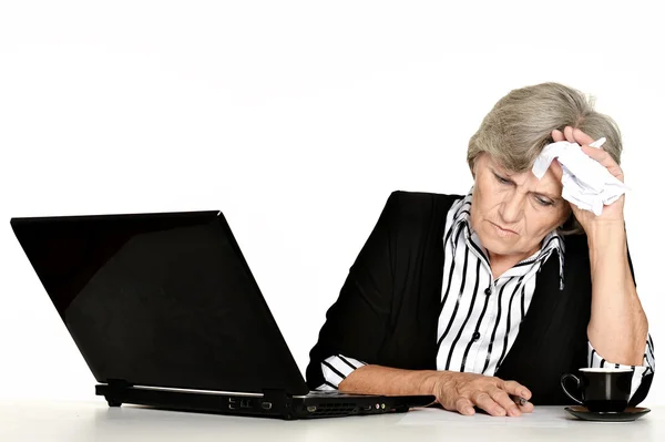 Öregasszony, egy laptop, egy fehér háttér — Stock Fotó