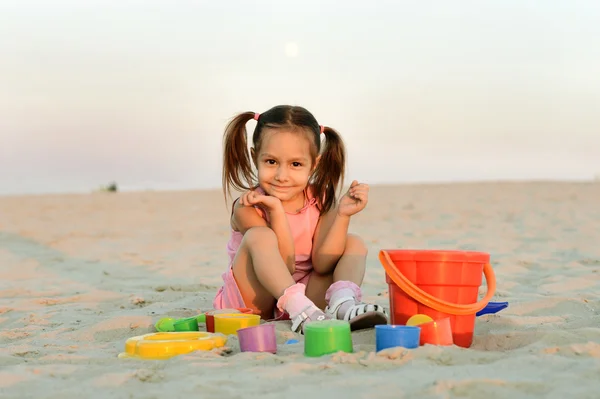 Kleines Mädchen am Strand — Stockfoto