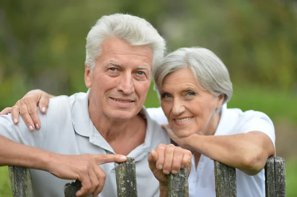 Couple âgé à la campagne — Photo