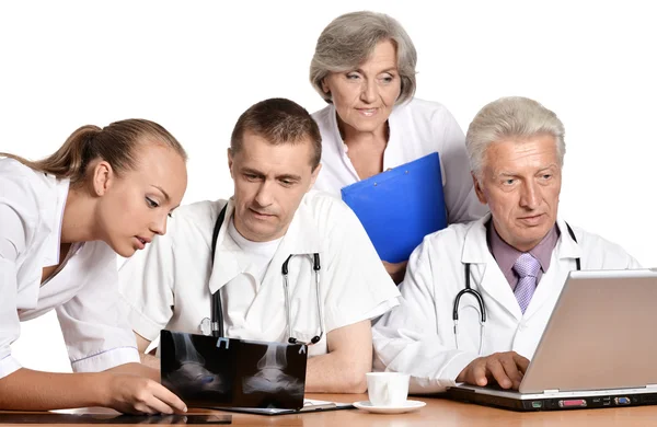 Médicos sentados a la mesa —  Fotos de Stock
