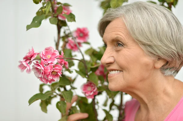 Woman with flowers — Stock Photo, Image