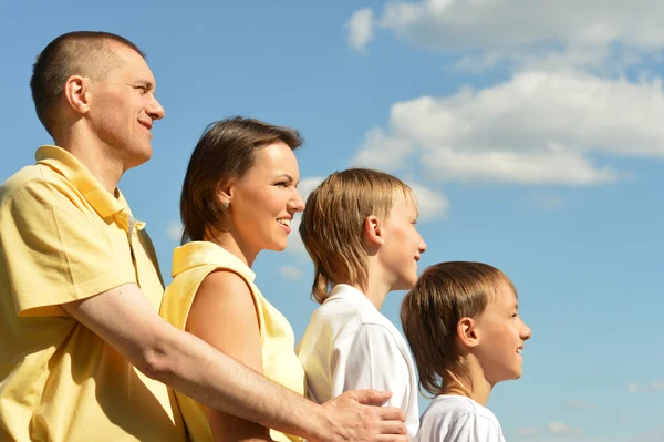 Mavi gökyüzü karşı Dört Kişilik Aile — Stok fotoğraf