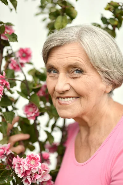 Mulher com flores — Fotografia de Stock