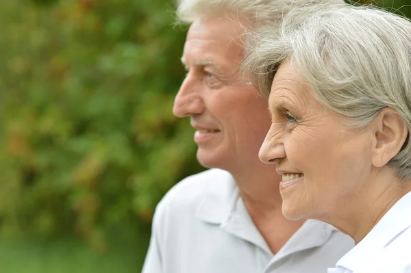 Mature couple in park — Stock Photo, Image