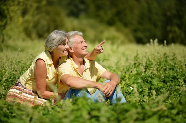 Uomo e donna seduti nella foresta — Foto Stock