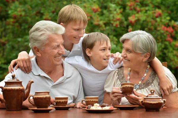 Family drinking tea outdoors — Stock Photo, Image