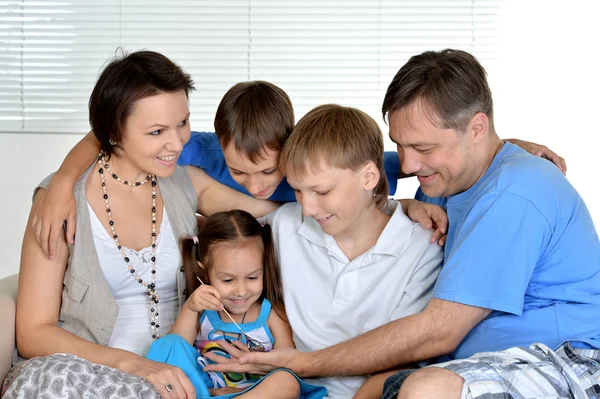 Trevlig familj vila hemma i soffan tillsammans — Stockfoto