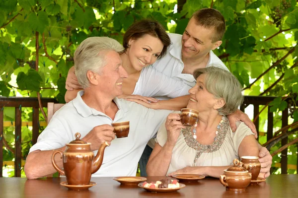 Familj dricka te utomhus — Stockfoto