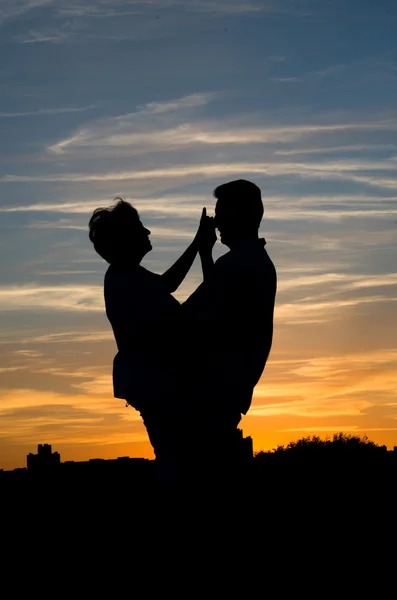 People silhouettes at sunset a clear summer night — Stock Photo, Image