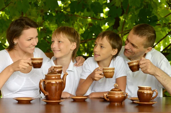 Family drinking tea outdoors — Stock Photo, Image