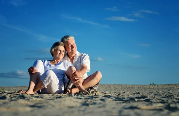 Casal maduro na areia — Fotografia de Stock