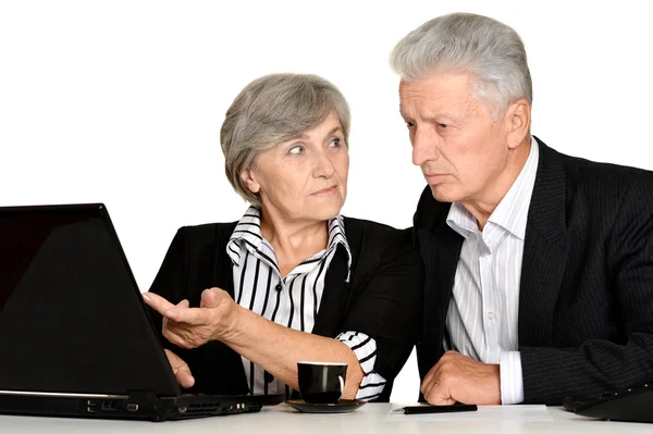 Älteres Paar am Arbeitsplatz auf weißem Hintergrund — Stockfoto