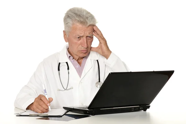 Porträt eines Arztes bei der Arbeit vor weißem Hintergrund — Stockfoto