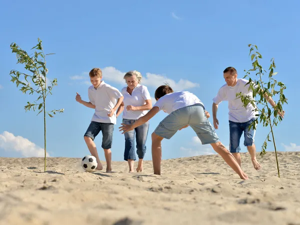 Пляжный футбол — стоковое фото