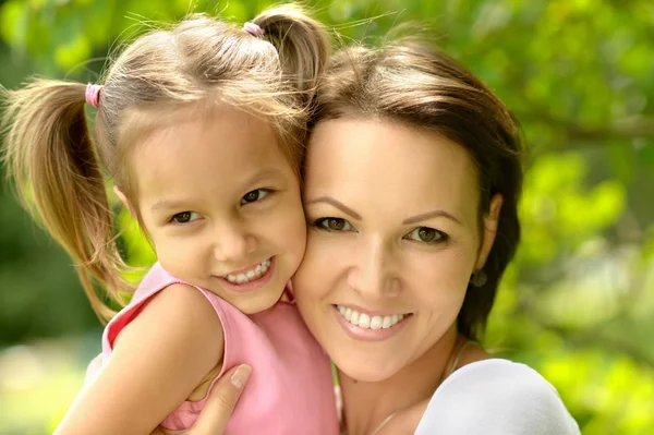 Schattig meisje met haar moeder op de wandeling — Stockfoto