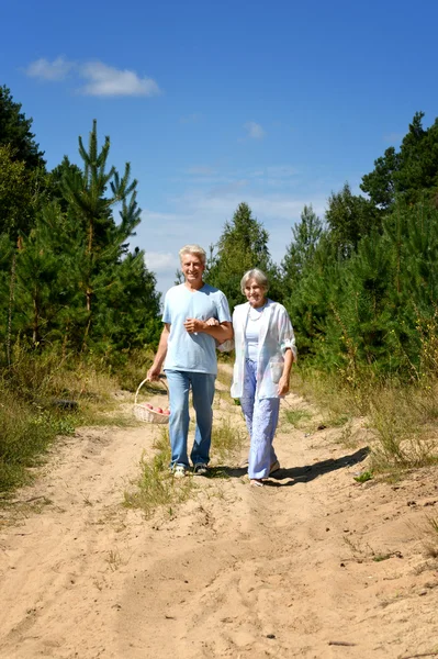 Man och kvinna i skogen — Stockfoto