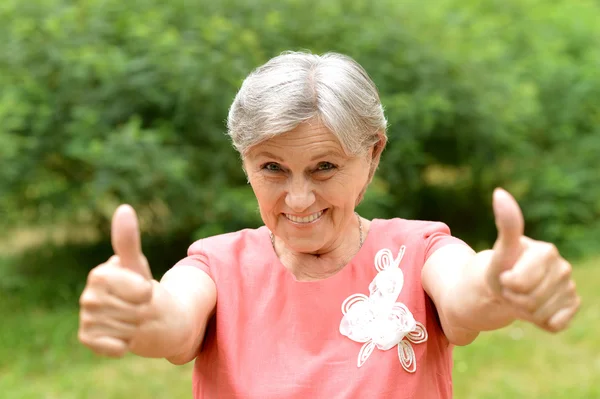 Šťastný starší žena se těší na procházku v létě čerstvý vzduch — Stock fotografie